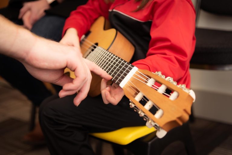 How to Become a Guitarist in 30 Days: An Easy-to-Follow Guide for Beginners