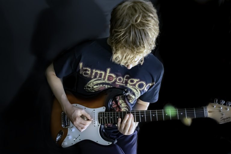 What is Shred Guitar? Discover the Secrets to Mastering the Art of Ripping Solos!